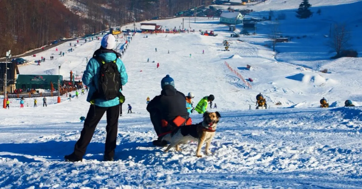 Policie ukončila lyžování v Beskydech. Opět zasahovala proti neposlušnému vlekaři