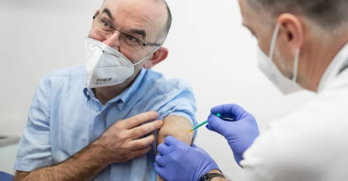 Státy EU nestíhají očkovat. ČR by mělo „hotovo“ až v srpnu 2024