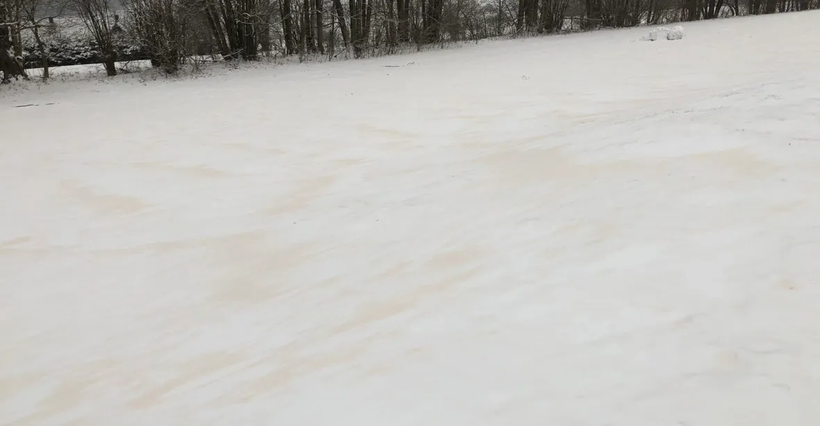 V Česku do rána nasněží až 20 centimetrů. Sníh barví do oranžova písek ze Sahary