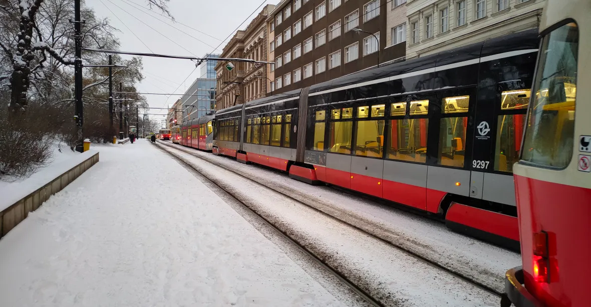 Sníh zavalil Česko, stála dálnice, vlaky i tramvaje
