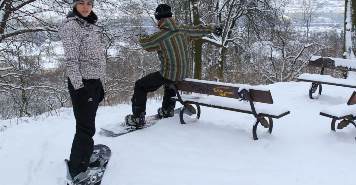 Policie vyhání lyžaře a snowboardisty z Petřína. Chráníme zeleň, tvrdí