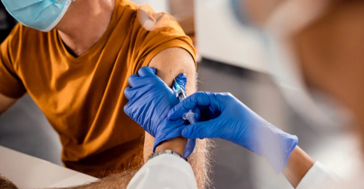 Francie či Švédsko hlásí problémy s vakcínou AstraZeneca, někde s ní raději přestali očkovat zdravotníky