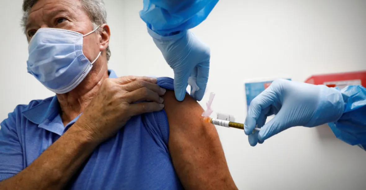 Podání druhé dávky vakcíny by se nemělo odkládat. Protilátky má jen málo procent lidí, říká Kuba