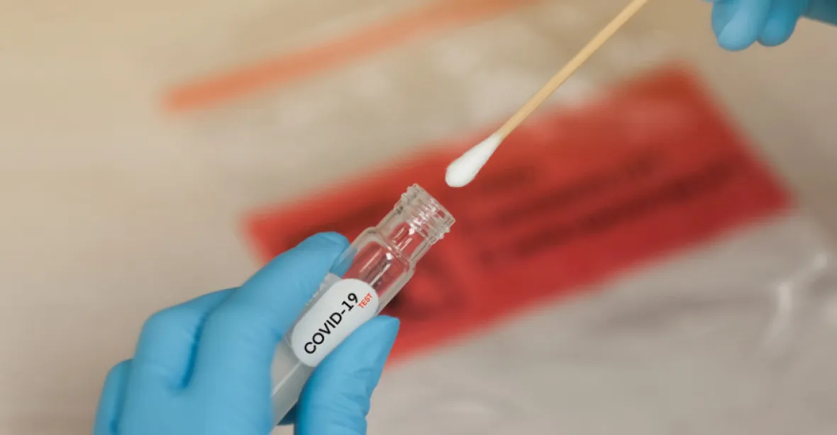 Případů koronaviru je o 1600 víc než před týdnem, ve vážném stavu 1300 pacientů