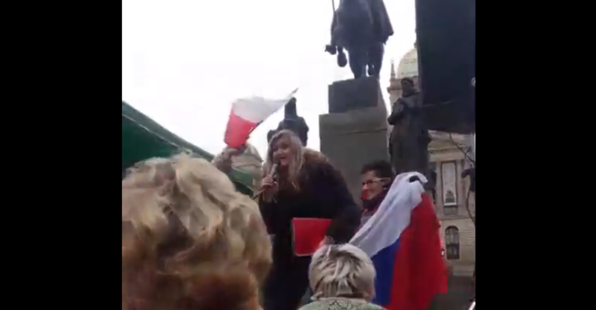 Na Václavském náměstí demonstrovalo proti vládě asi 300 lidí, někteří bez roušek