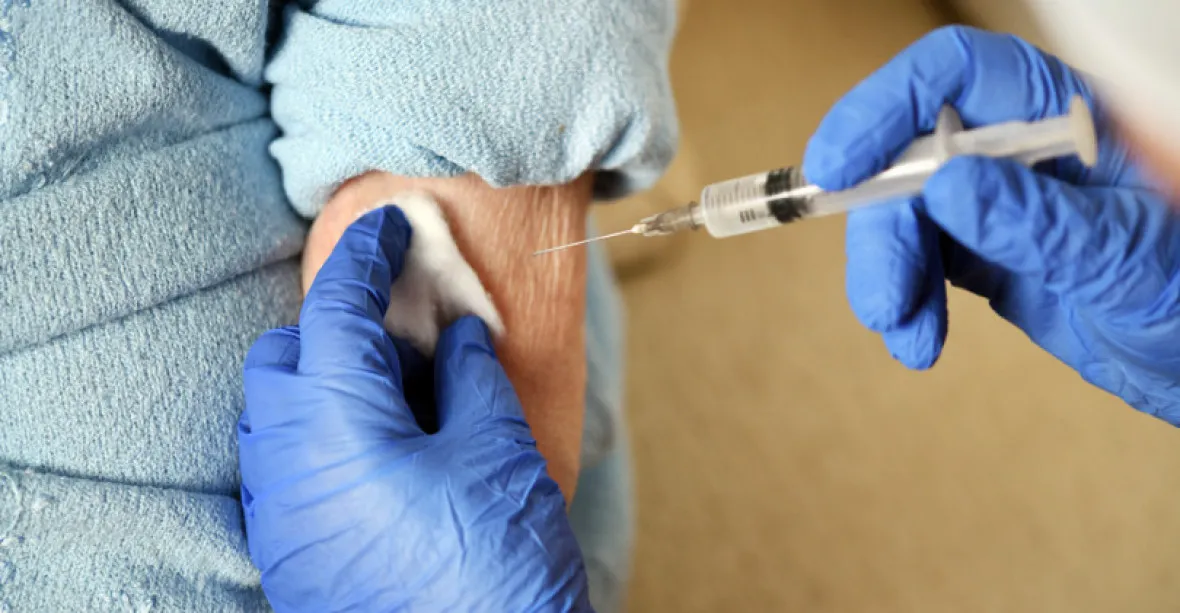 V Česku se eviduje osm podezření na úmrtí po očkování, informoval SÚKL
