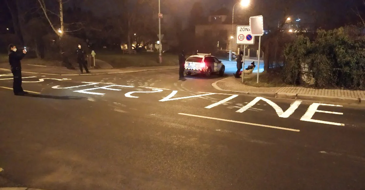 „Babiš je svině.“ Policisté zadrželi muže, který namaloval na silnici patnáctimetrový hanlivý nápis
