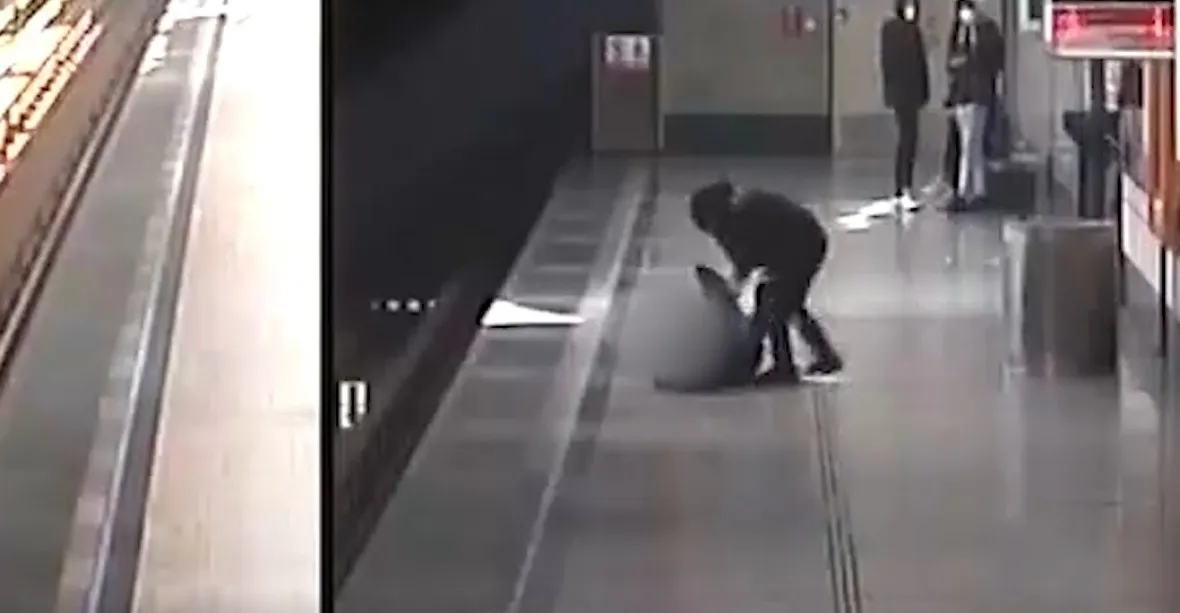 Spor o nošení roušky. Muž v metru zbil seniora, hrozí mu tři roky vězení