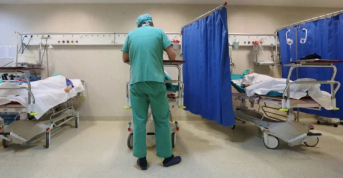 Středním Čechám docházejí volná lůžka. Tři nemocnice vyhlásily stav hromadného postižení