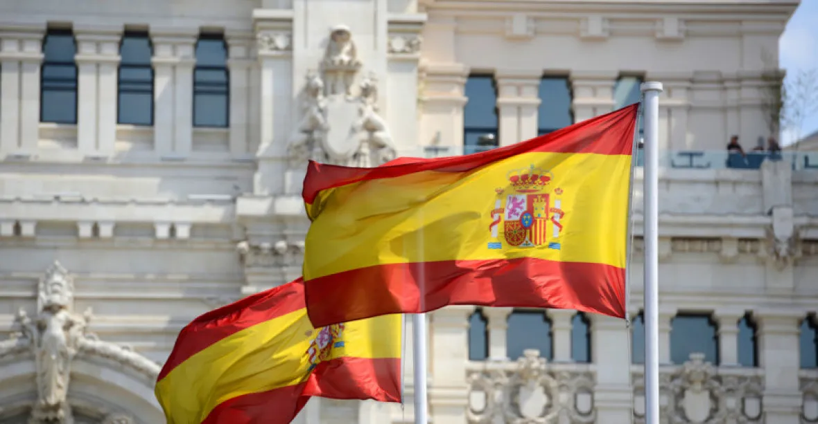 Sestry španělského krále se nechaly přednostně naočkovat. Strhla se kritika