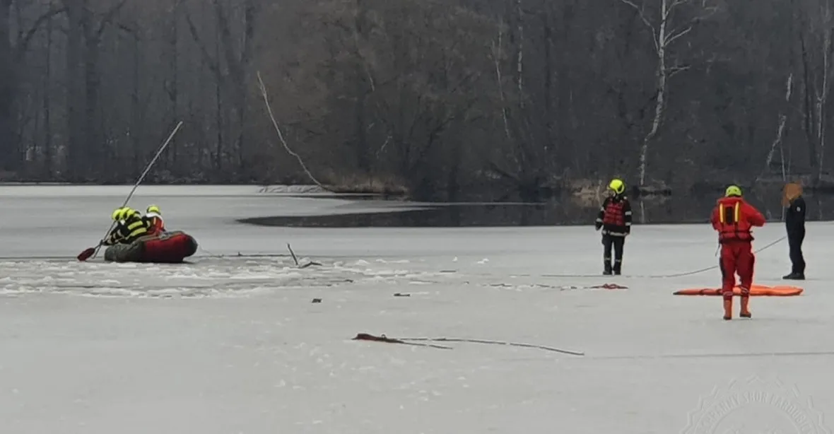 Dramatické chvíle na rybníku. Tři děti propadly ledem, v bezvědomí je odvezli do nemocnice