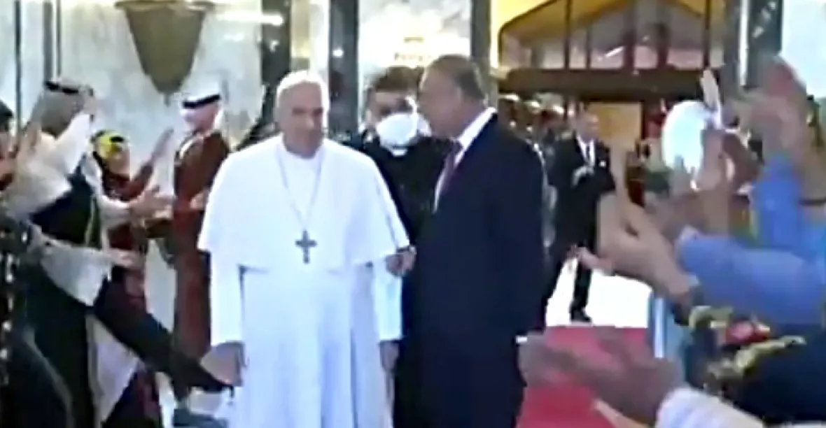 „Setkání minaretů a zvonů“: Papež František přiletěl do Iráku
