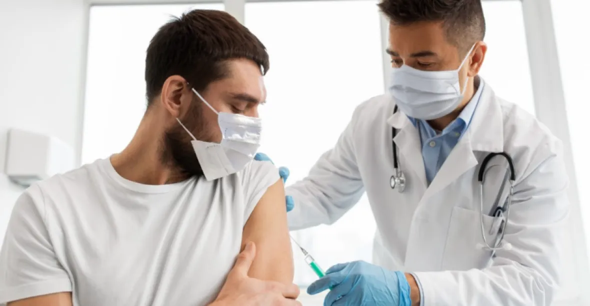 Vláda nedostatečně informuje o očkování, stěžují si lékaři v průzkumu