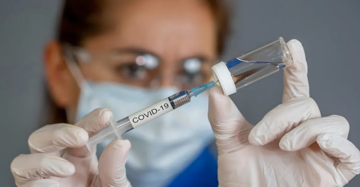 V Anglii už zvou na očkování proti covidu-19 padesátníky