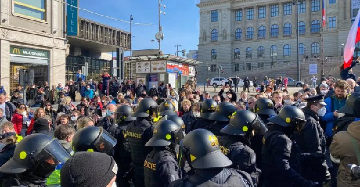 Na Václavském náměstí zasáhli těžkooděnci. Volný akci po pár minutách rozpustil