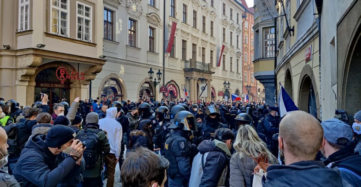 OBRAZEM: Policie vykázala dav ze Staroměstského náměstí. Ten se oklikou vrátil