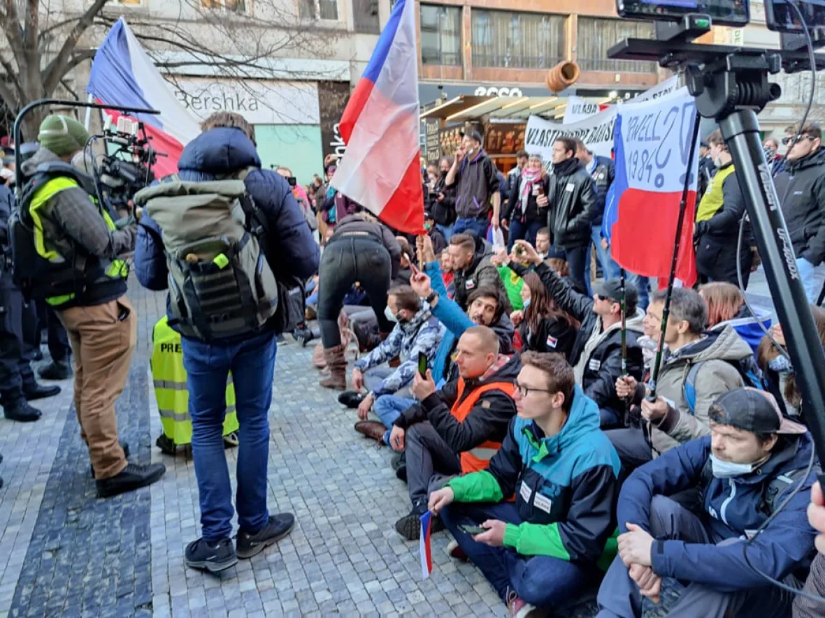 Demonstrující narazili na Václavském náměstí na policejní kordon