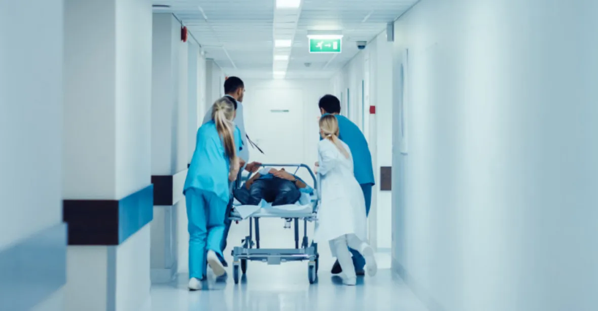 Medici apelují na zrušení pracovní povinnosti v nemocnicích. Pomáhat chtějí dobrovolně