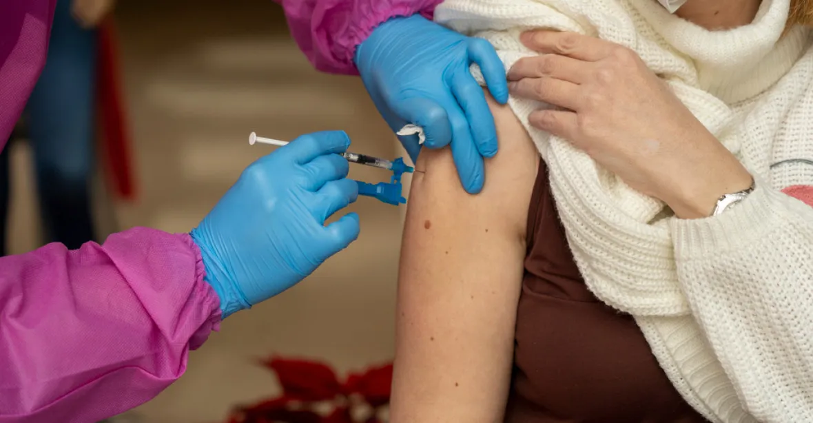 „Koronavirus nebude čekat“. Německý lékař rozjel očkování vlastní látkou