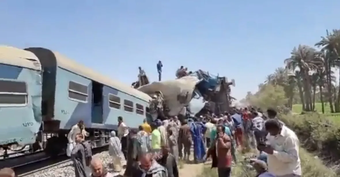 V Egyptě se srazily dva vlaky. Při tragédii zemřelo 32 lidí a desítky se zranily