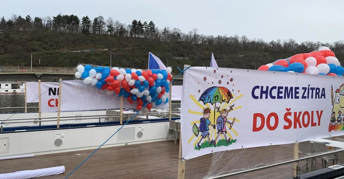 Policie zablokovala na dvě hodiny ve zdymadle lodě protestního hnutí Otevřeme Česko