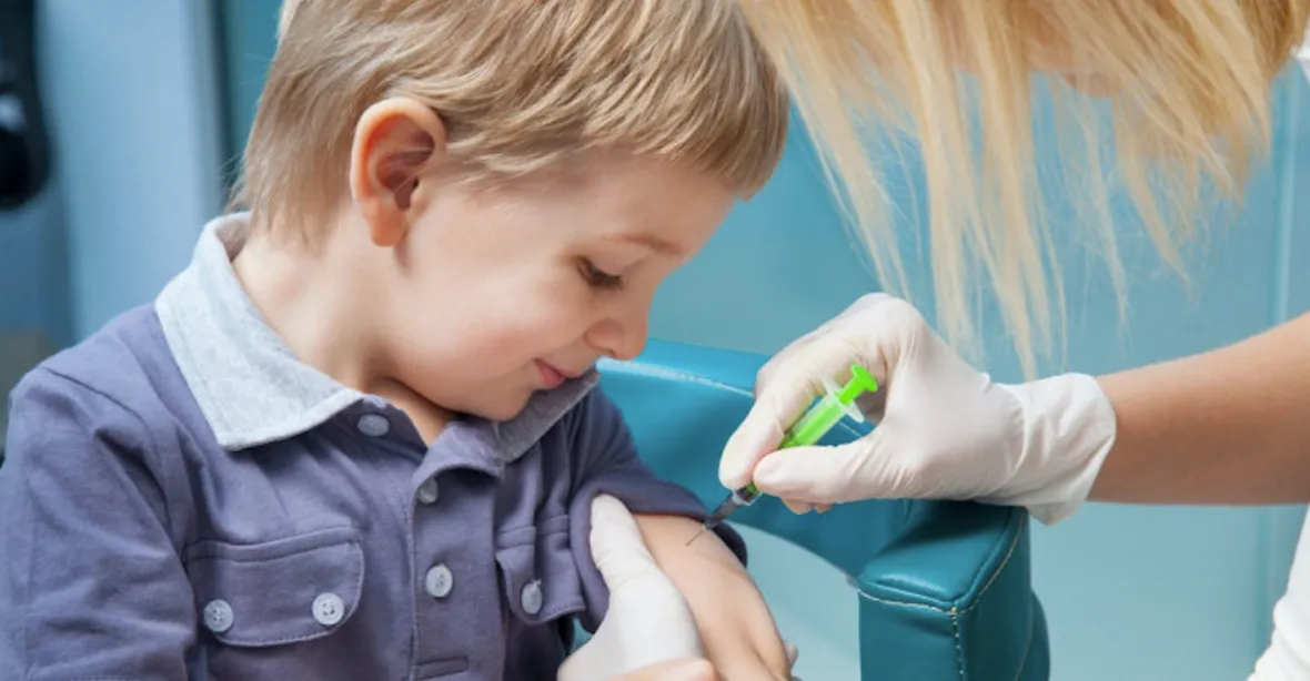 Pfizer: Vakcína funguje i u dětí od 12 do 15 let. Moderna chce očkovat i výrazně mladší