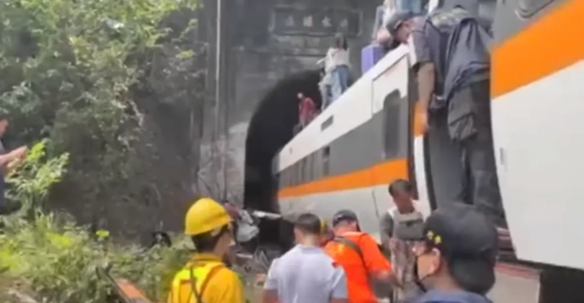 VIDEO: Na Tchaj-wanu vykolejil vlak v tunelu, desítky lidí přišly při neštěstí o život