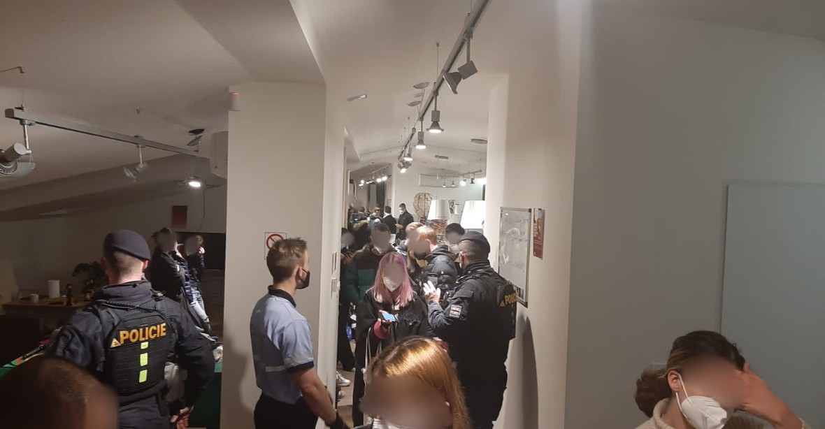 Policejní razie v pražském bytě: na párty byly desítky osob