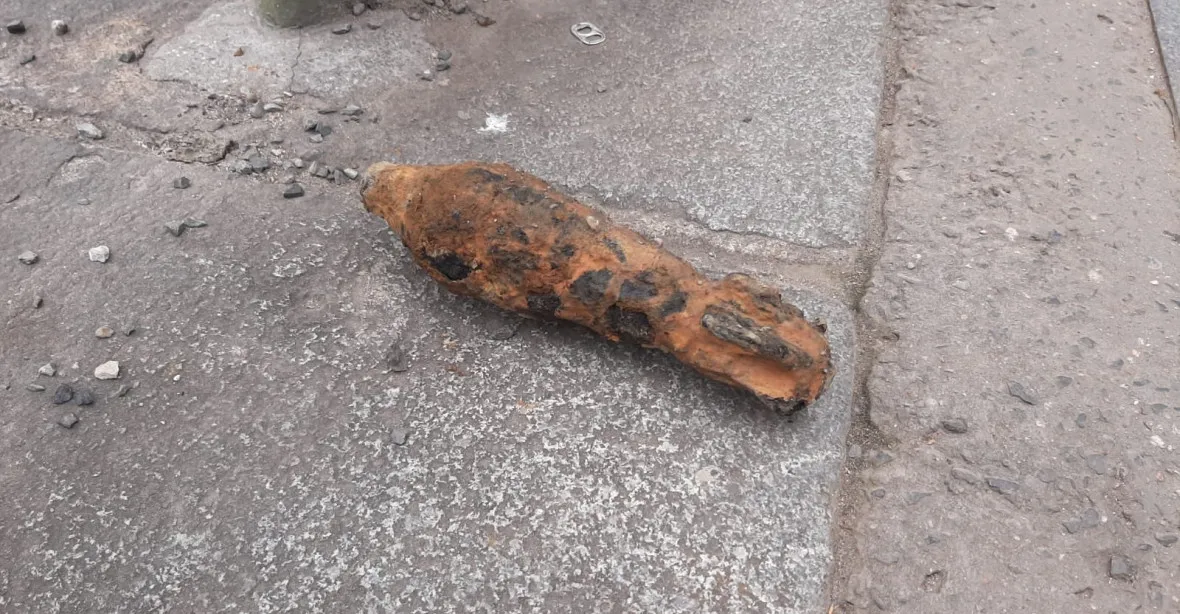 Ve Vltavě u Žofína nalezli granát. Policie kvůli tomu uzavřela část nábřeží