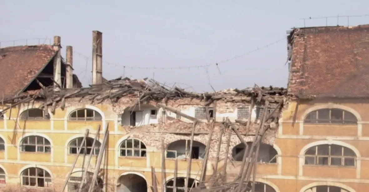 Budovy terezínského ghetta se rozpadají. Ostudného stavu památky si všímají i v zahraničí