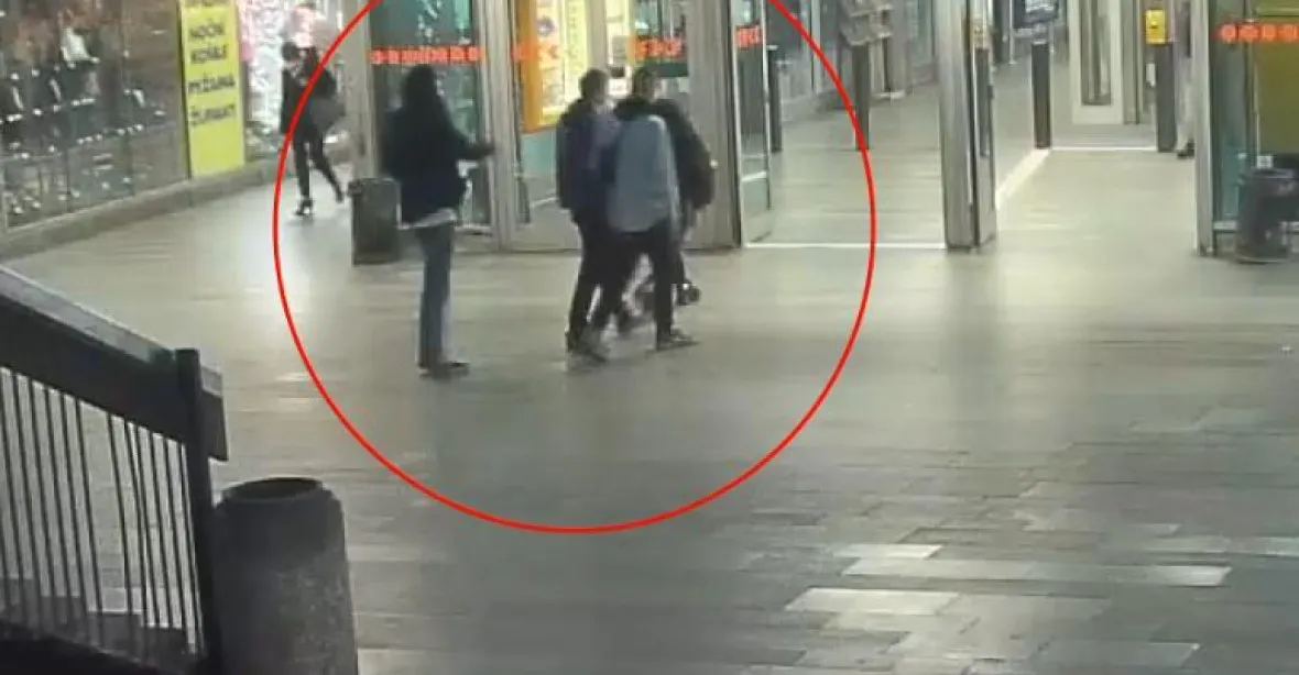 Čtyři útočníci nutili mladíky v metru, aby klečeli, pak je napadli pěstmi a kopanci