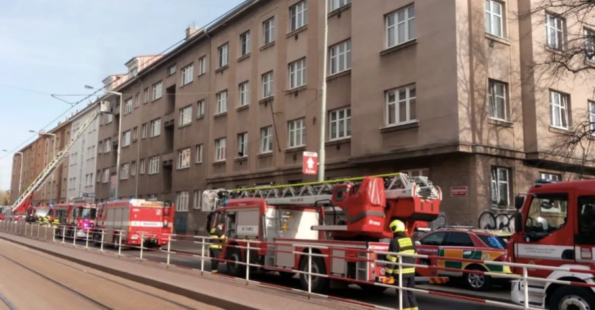 Při požáru bytu v Praze-Strašnicích bylo zraněno 14 lidí, z toho 6 dětí