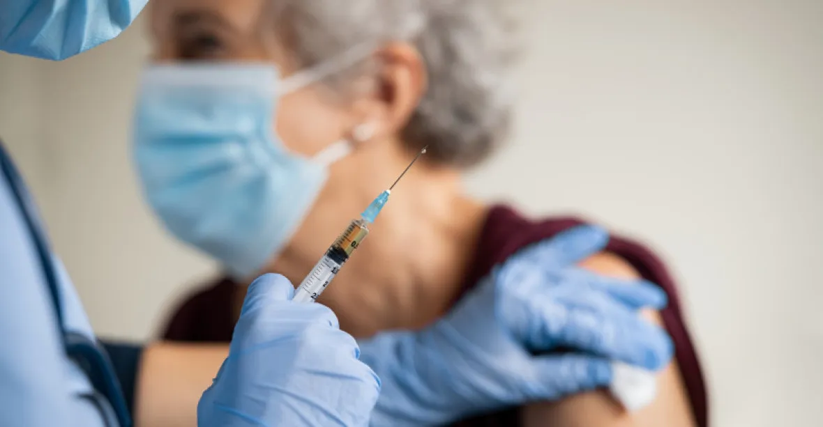 Očkování se zadrhlo. Statisíce seniorů a rizikových čekají na první dávku