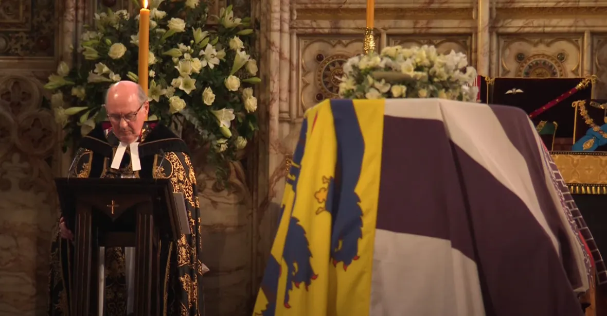 VIDEO: Británie se rozloučila s princem Philipem. Na obřad mohlo jen 30 hostů