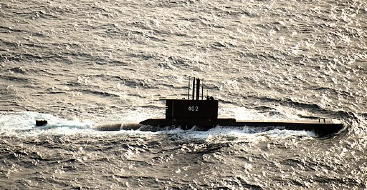 Indonésii se ztratila ponorka s 53 námořníky. Záchranné lodě nalezly jen ropnou skvrnu