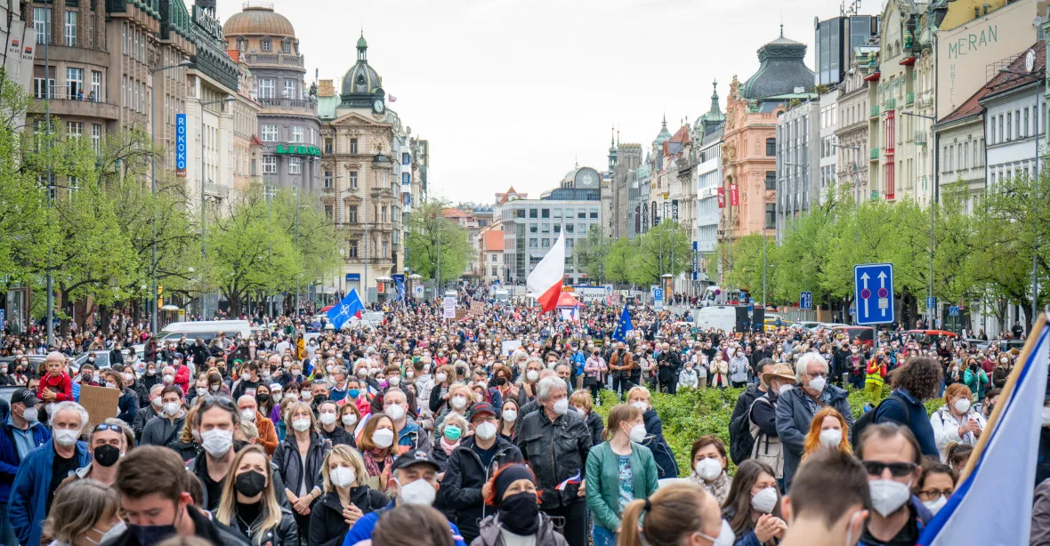 Milion chvilek demonstroval proti Zemanovi. Na Václavském náměstí bylo několik tisíc lidí