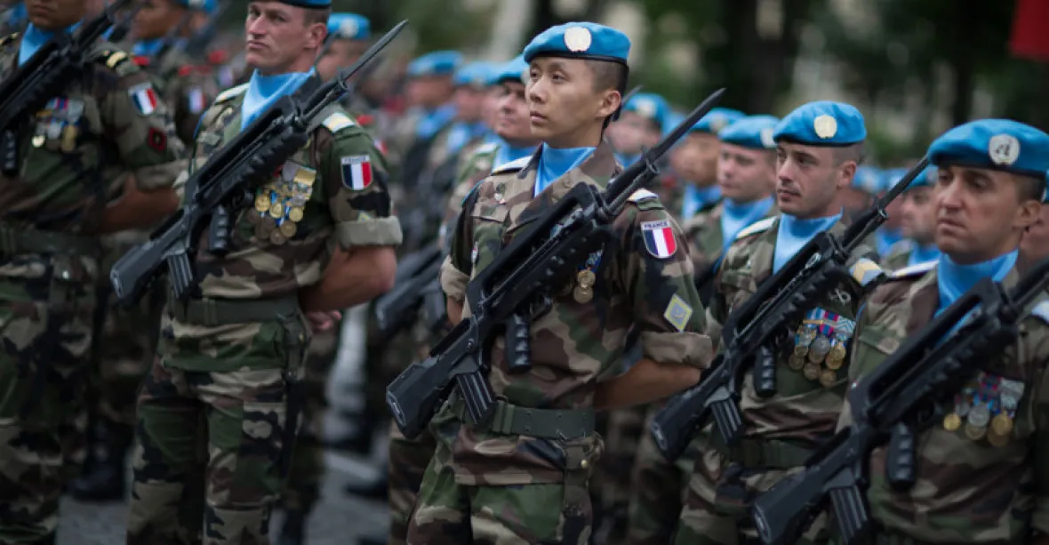 Většina Francouzů podporuje generály v možném převzetí moci, tvrdí průzkum