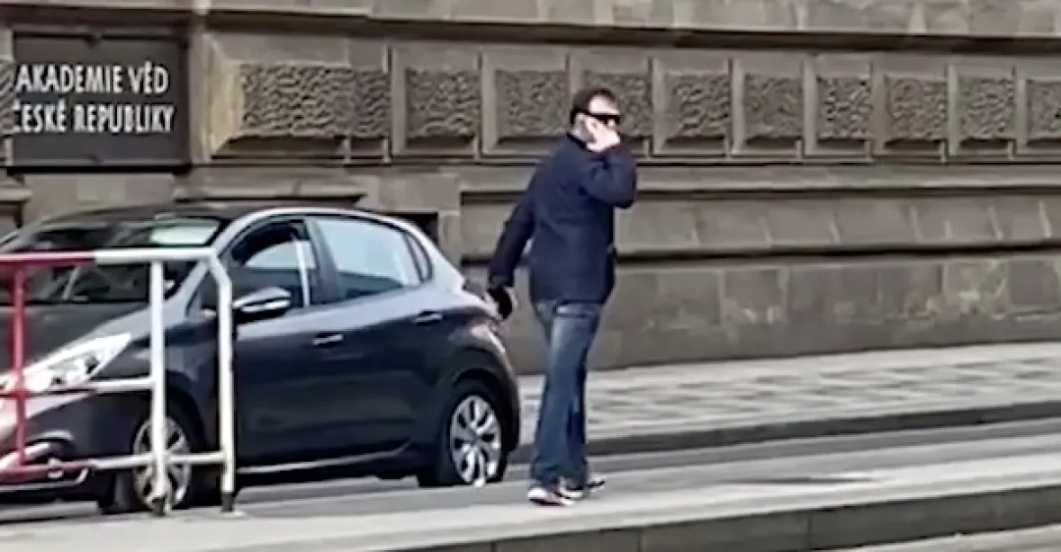 VIDEO: Sexuální obtěžování v centru Prahy. Policie hledá muže zachyceného kamerami