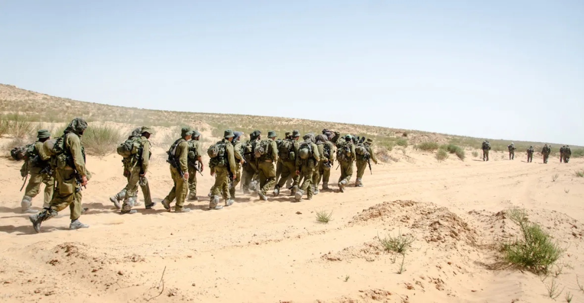 Izraelské pozemní jednotky se připravují u hranice s Gazou