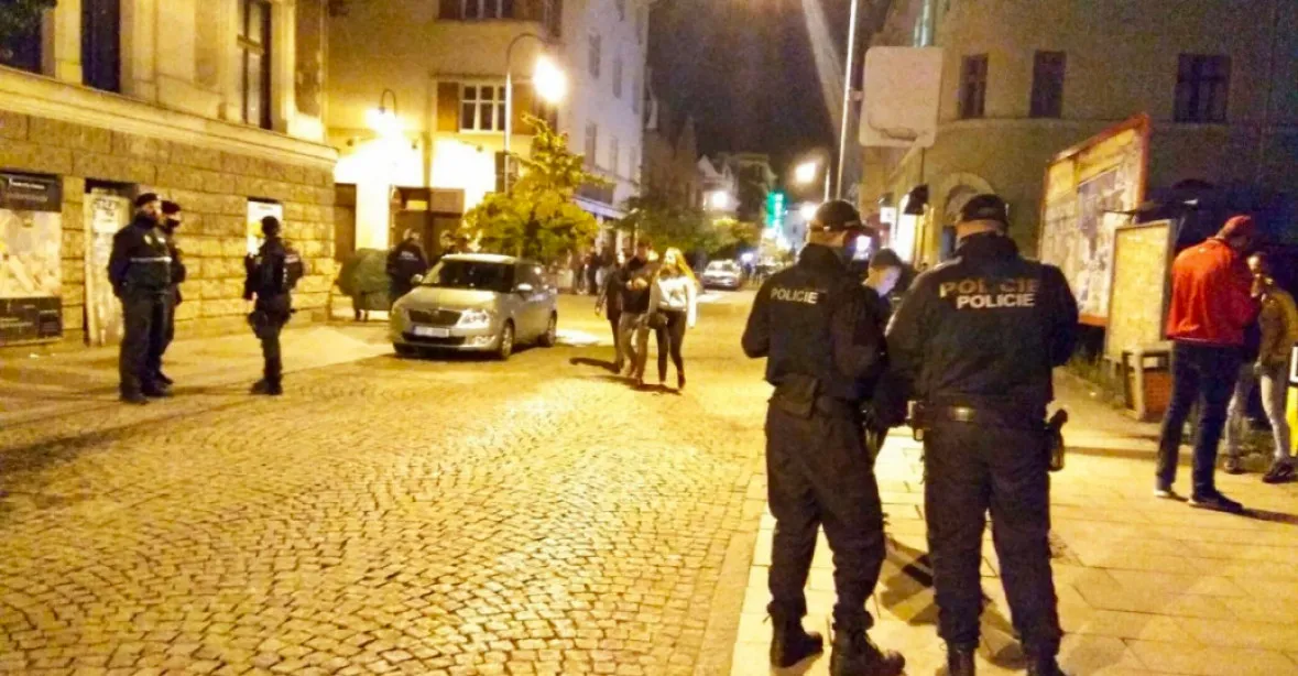 V pražském klubu slavilo 160 lidí, akci ukončila policie. Majiteli hrozí milionová pokuta