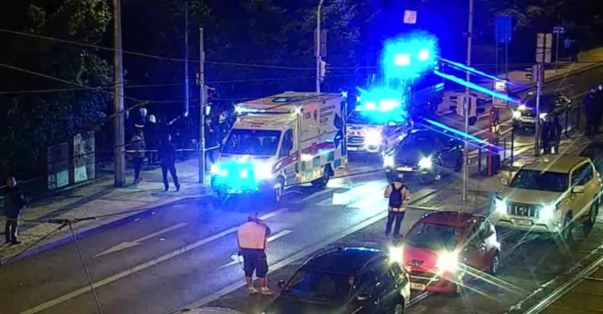V Praze se strhla rvačka na nože. Jednoho účastníka honila policie s namířenou pistolí