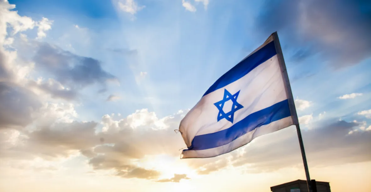 Otevřená nenávist k Židům v německých městech. Pálení izraelské vlajky, ale i útok na synagogu