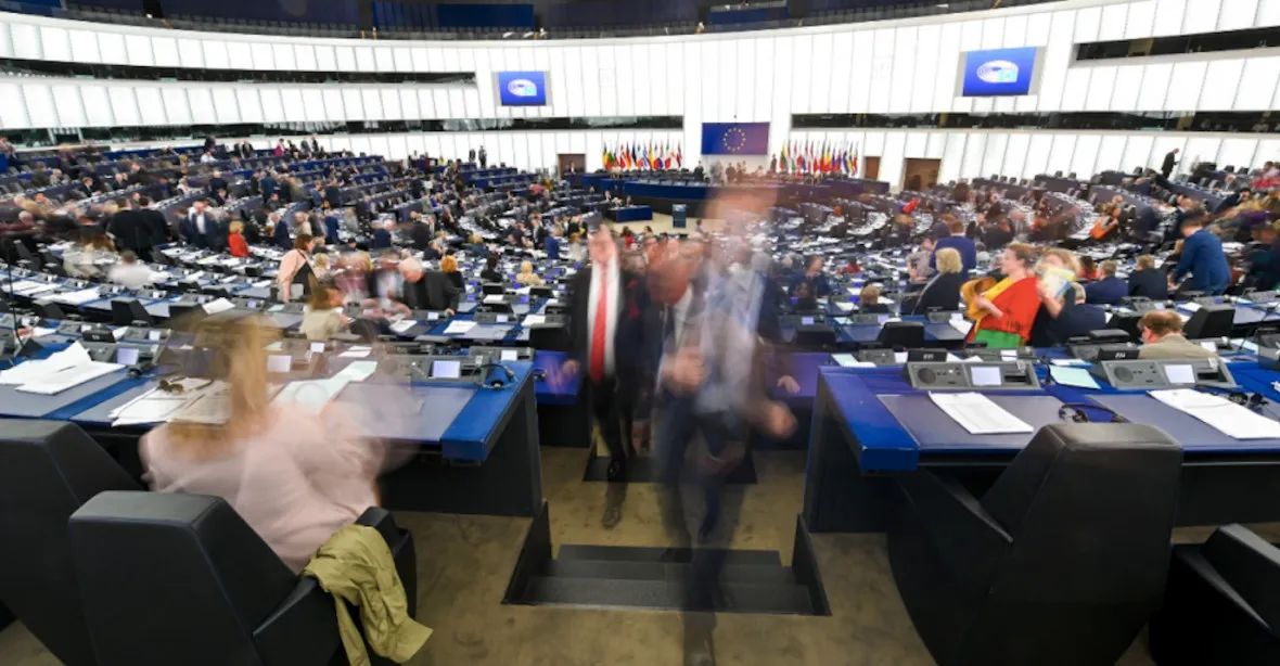 „Babiš buď přestane pobírat dotace, nebo ať odstoupí,“ znělo v europarlamentu