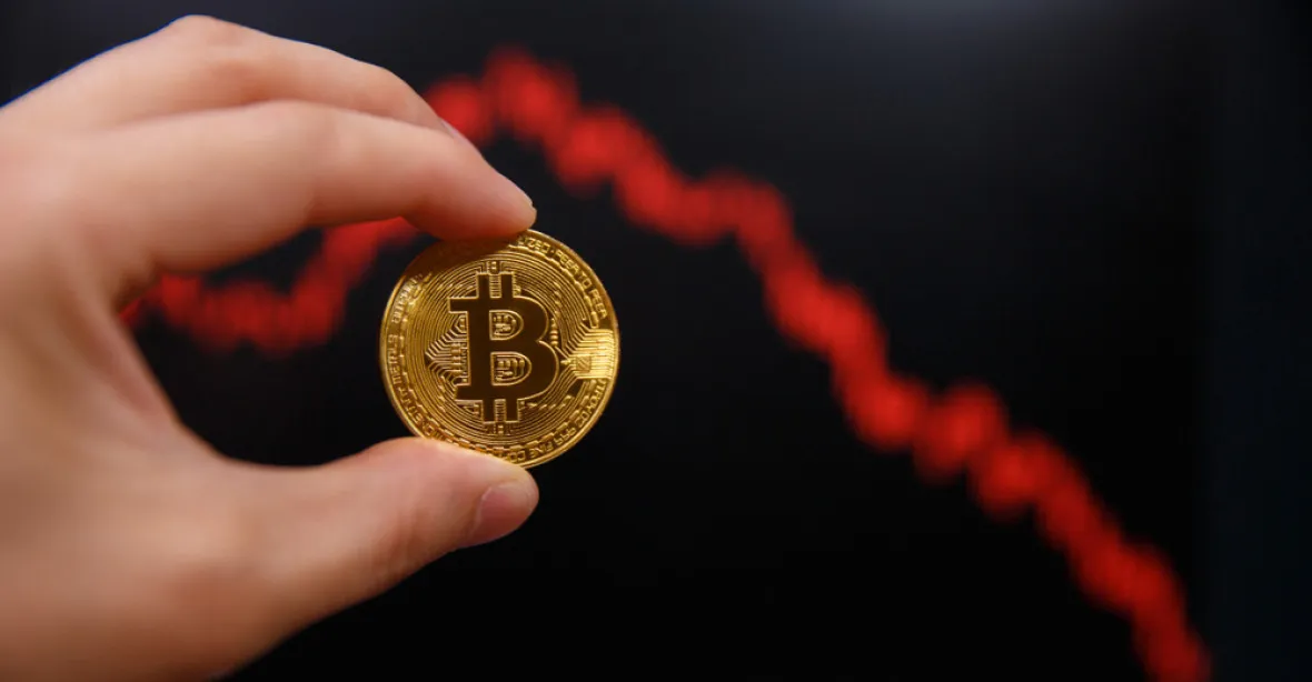 Bitcoin prudce padá, za den klesl o 30 %. Před měsícem byl na téměř dvojnásobné hodnotě