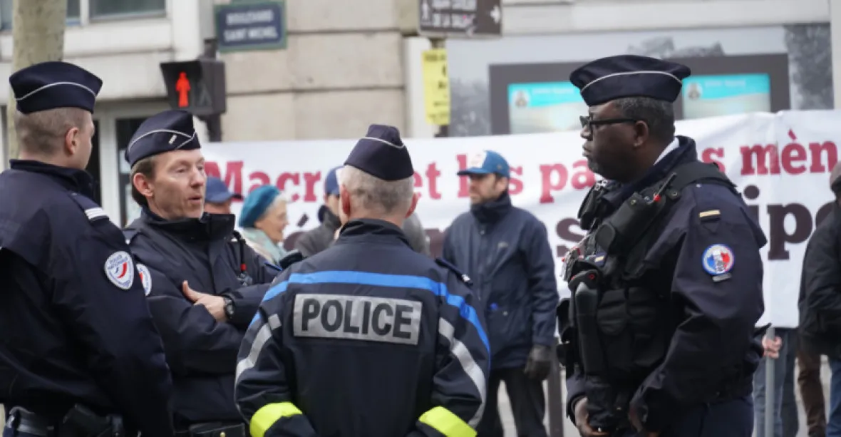 VIDEO: Francouzští policisté protestovali za tvrdší tresty za útoky vůči nim