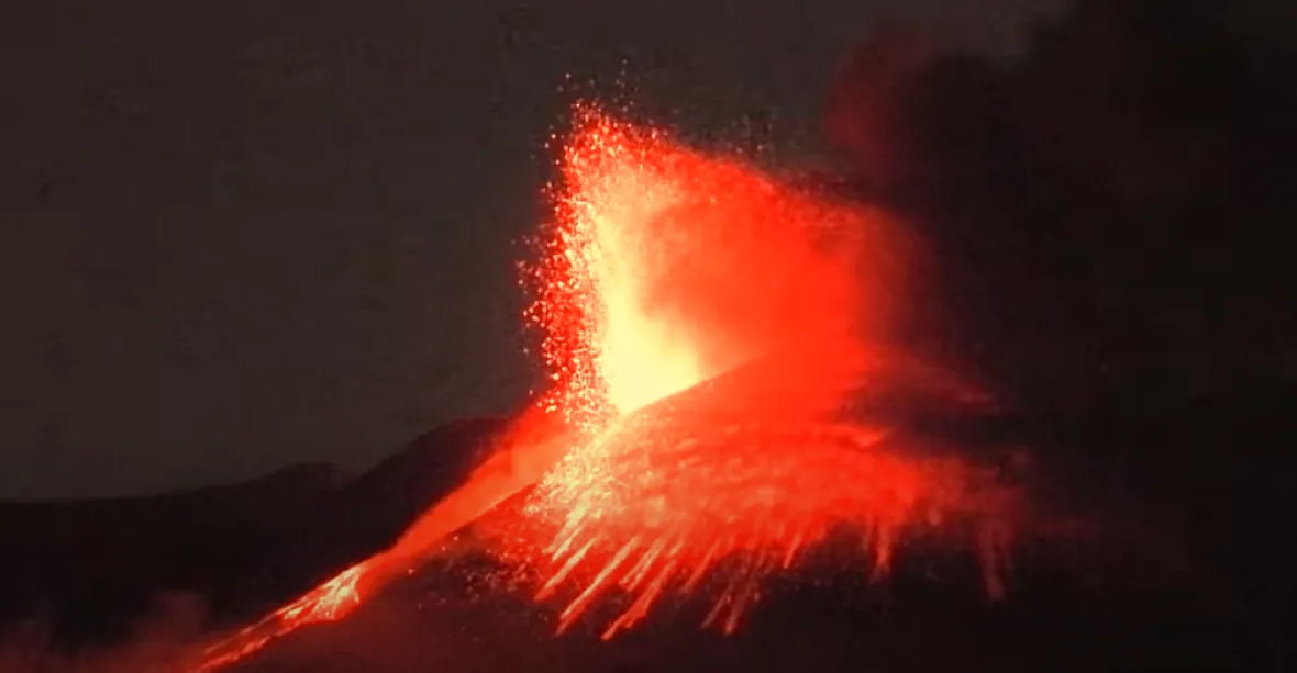 VIDEO: Sicílie v zajetí výbuchů. Téměř současně se probudily sopky Etna a Stromboli
