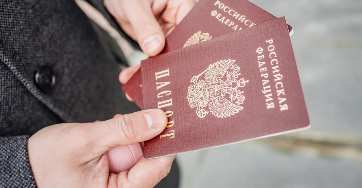 Vydávání ruských pasů na východě Ukrajiny je první krok k anexi, říká prezident Zelenskyj