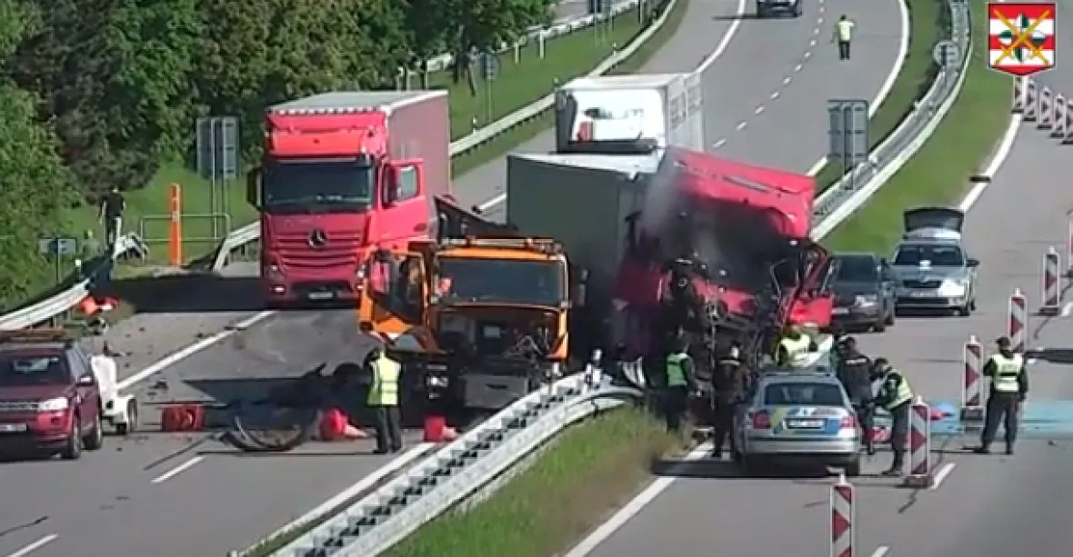 VIDEO: Kamion na D2 smetl stojící vozidlo. Řidiče se zachránit nepodařilo