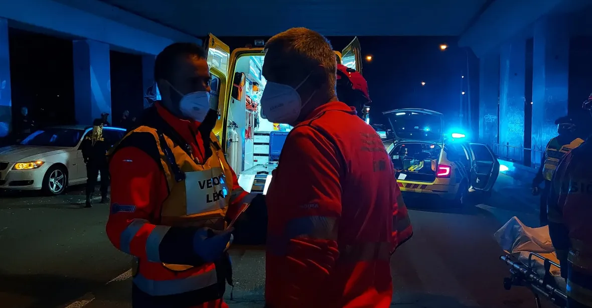 Při noční havárii v Brně se zranilo 11 lidí, autobus najel do lampy
