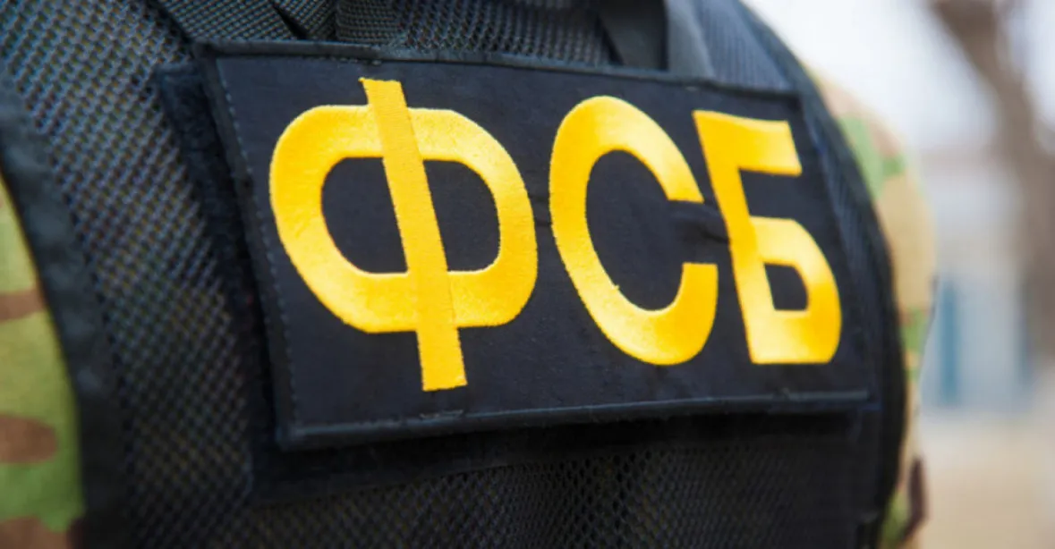 Další zatýkání v letadle: Agenti ruské FSB vrátili z petrohradské ranveje let s nežádoucím politikem